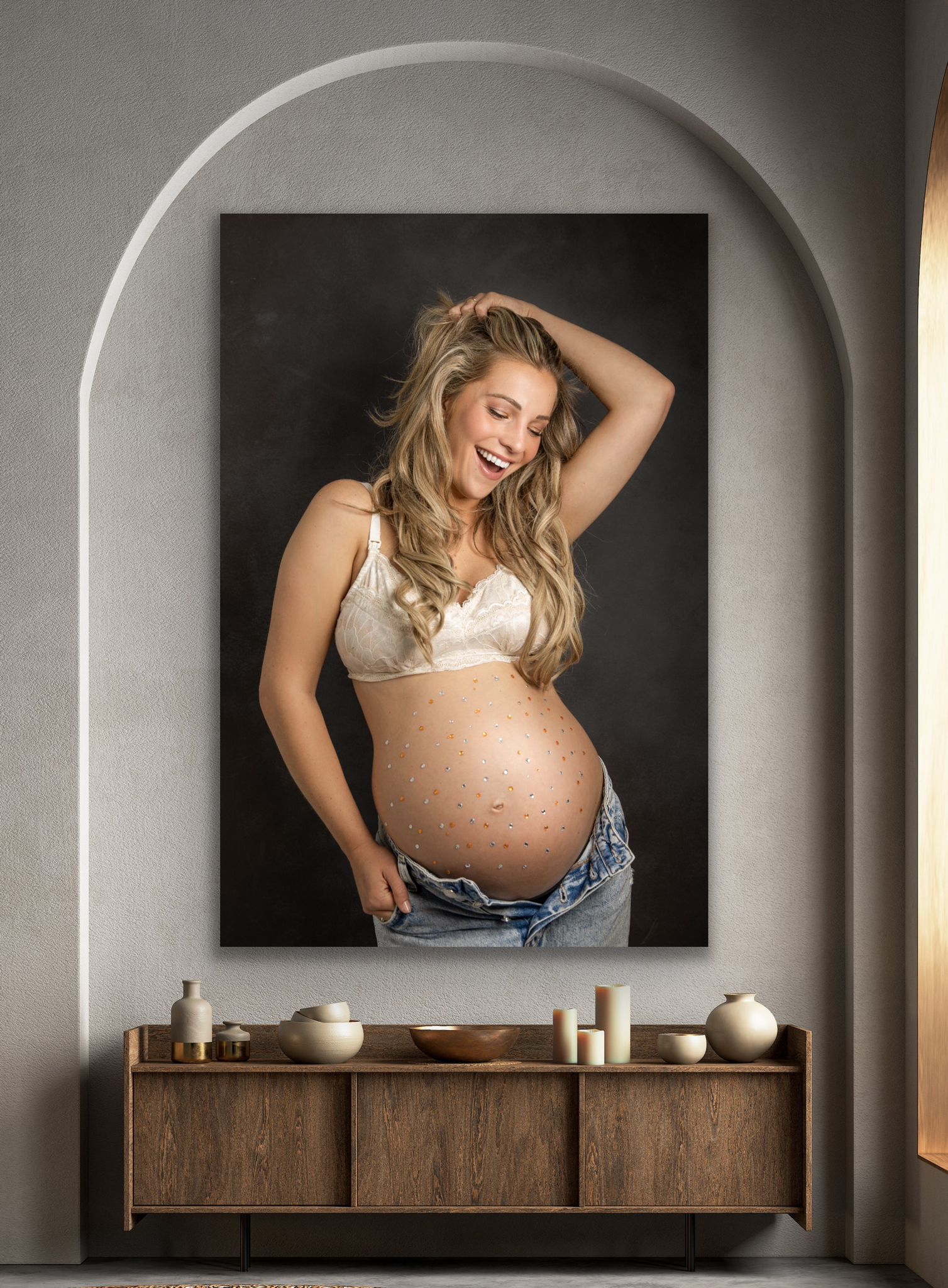 Zwangerschap fotoshoot in Almere van een zwangere vrouw in zachte studio stijl